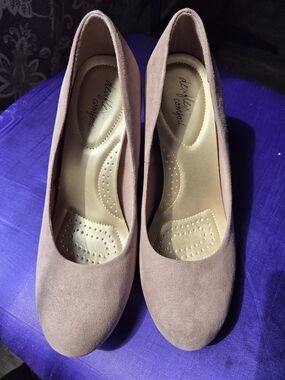 Dexflex Comfort Women’s Taupe Suede Round-Toe Pumps